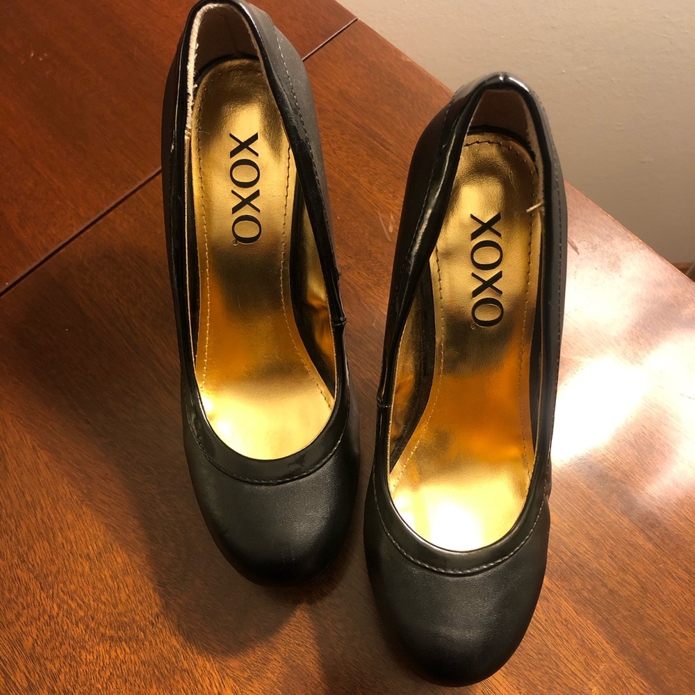 Black pumps